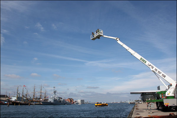 Panoramafotografering fra kran i Københavns Havn - fulgt af DR Aftenshowet.